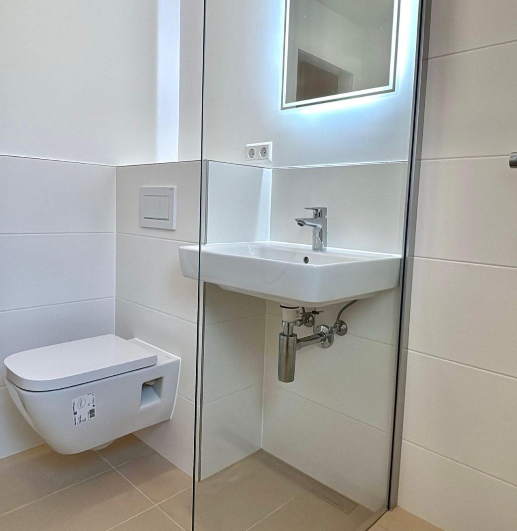 Komplett saniertes Badezimmer mit Wand-WC und Waschtisch in einer Altbauwohnung am Kurfürstendamm in Berlin