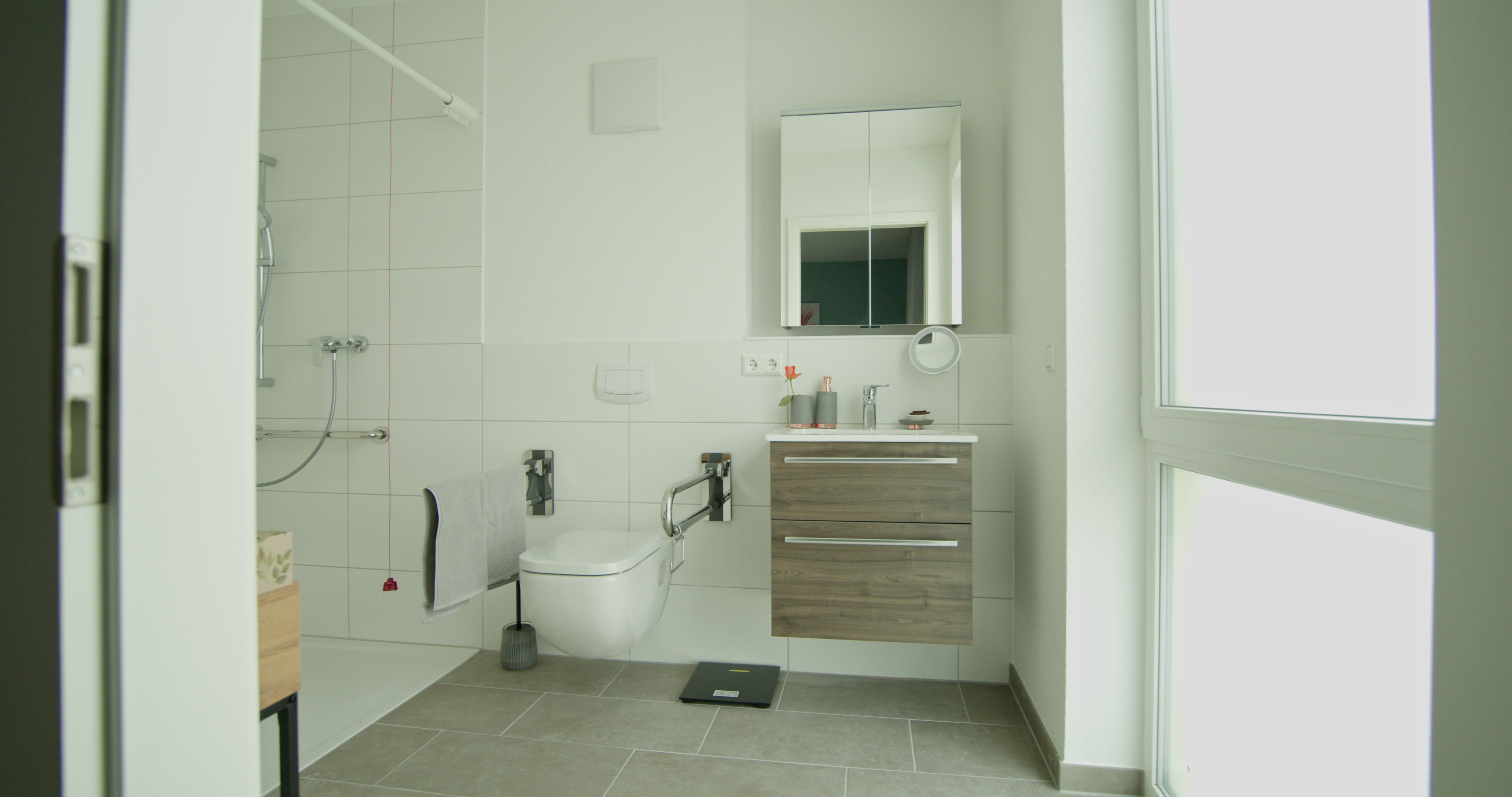 Helles barrierefreies Badezimmer in Berlin mit rollstuhlgerechter, bodengleicher Dusche