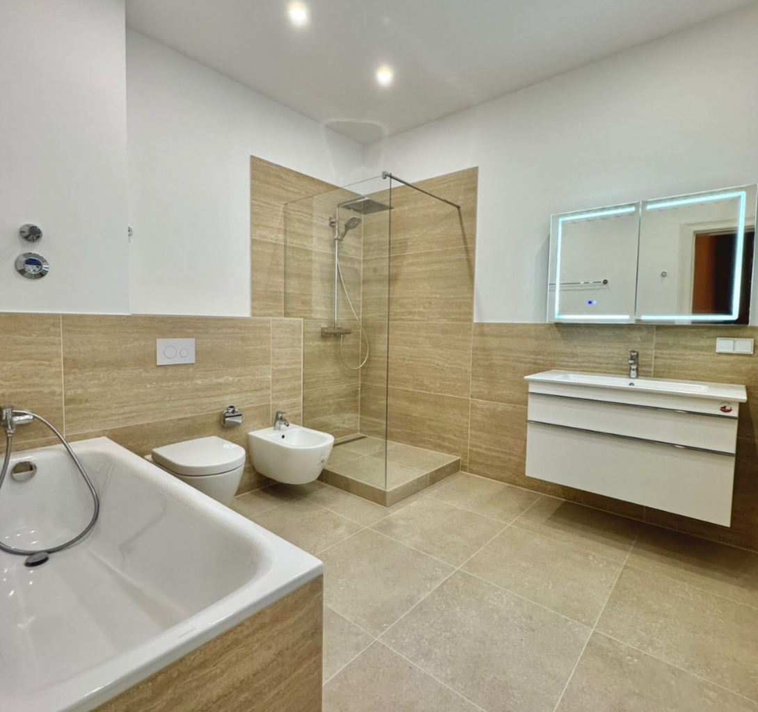 Fertig gefliestes, modernes Badezimmer in Berlin mit sauberem Fugenbild