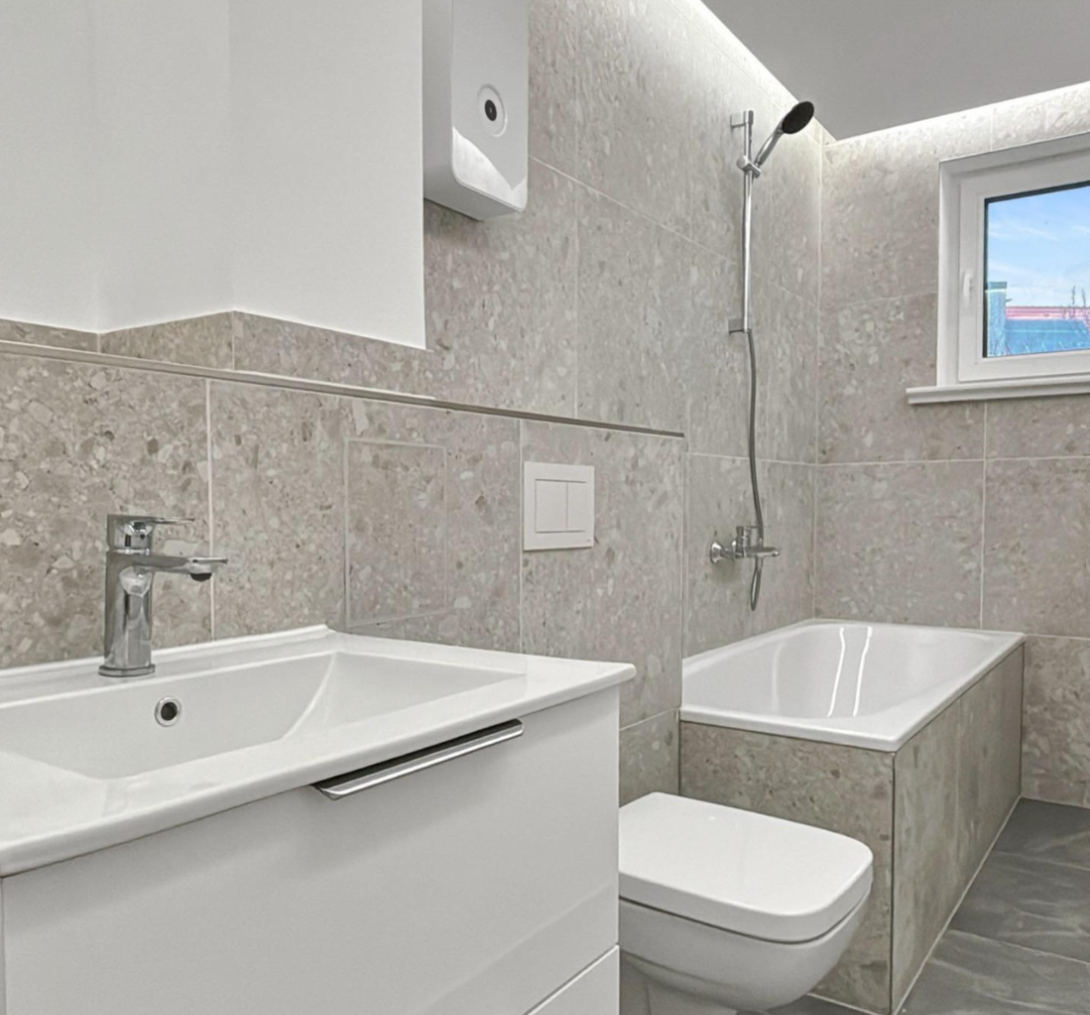 Clever geplantes kleines Badezimmer in Berlin mit bodengleicher Dusche
