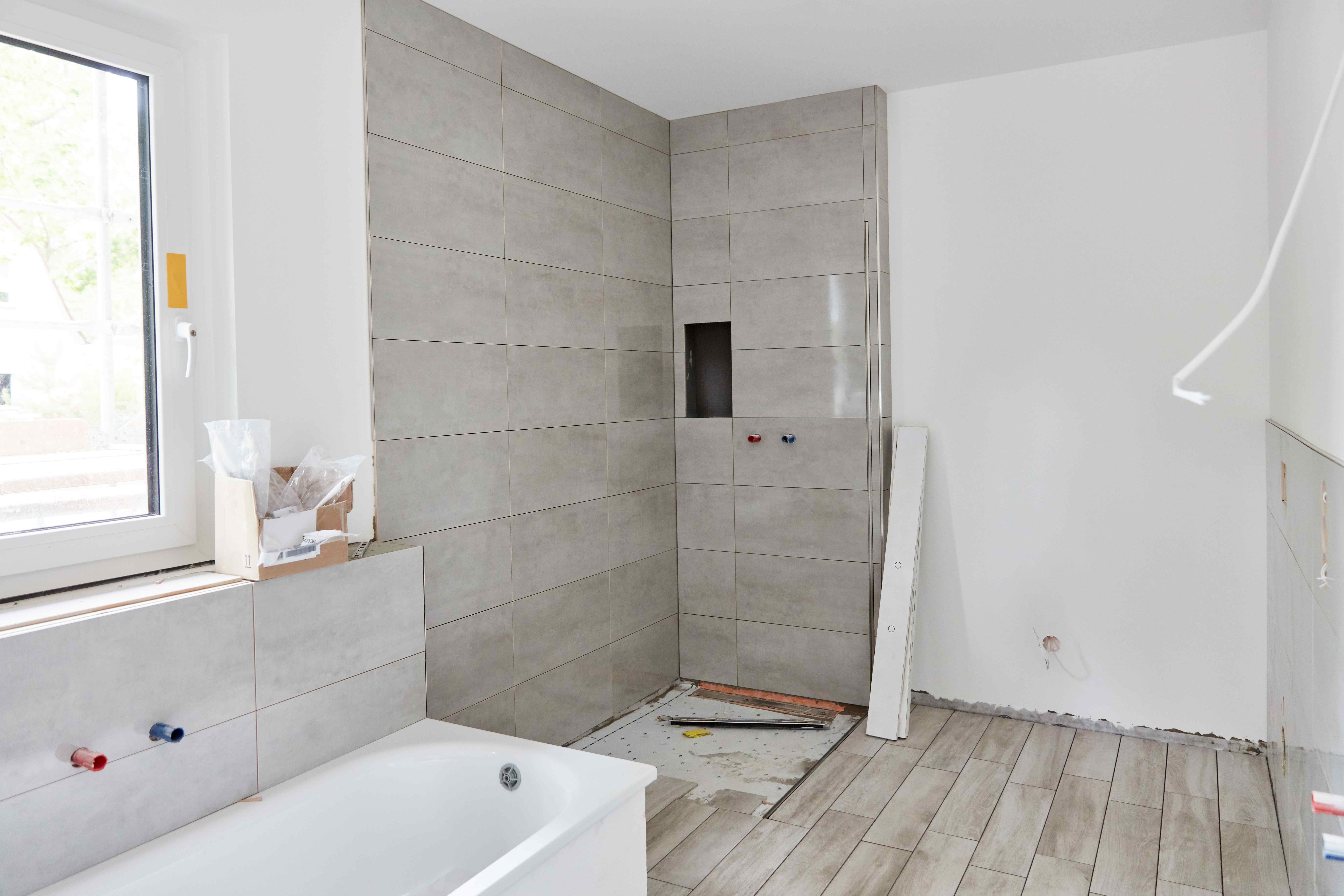Badrenovierung in Berlin mit neu verlegten Fliesen und vorbereiteter Dusche